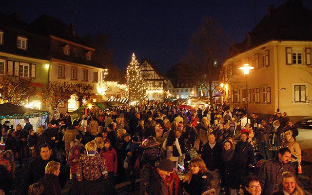 Der Weihnachtsmarkt in Riegel erfreut sich alljhrlich zahlreicher Besucher.   | Foto: Hans-Jrgen Trul