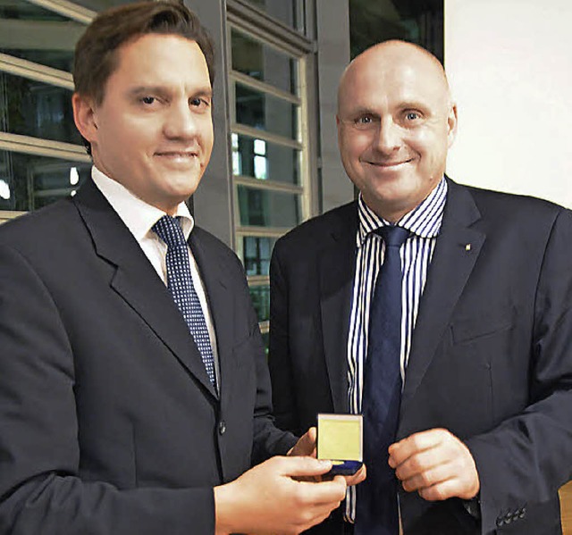 Johannes Fechner (links) wurde von OB ...er aus dem Gemeinderat verabschiedet.   | Foto: Walser