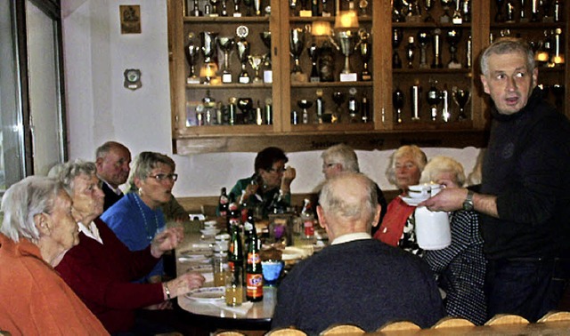 Die Pfarrgemeinderatsmitglieder bewirteten die Senioren aufs Beste.  | Foto: Cornelia Selz