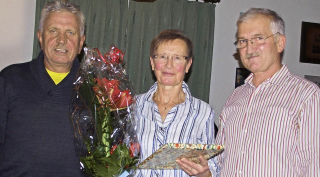 Die Vorsitzenden Bernhard Hogg (links)...esan Ccilienverbandes und Geschenke.   | Foto: Daniele Schle