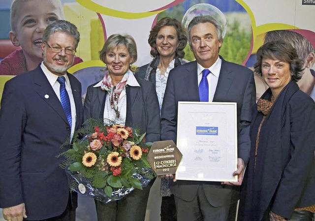 Roland Wehrle, Mauritia Mack, Alexandr...-Schrecklein mit dem Medienpreis 2013   | Foto: Europa-Park