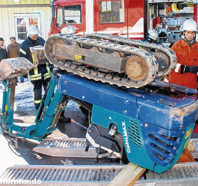 Kopfber blieb der Minibagger liegen.   | Foto: Hornfix