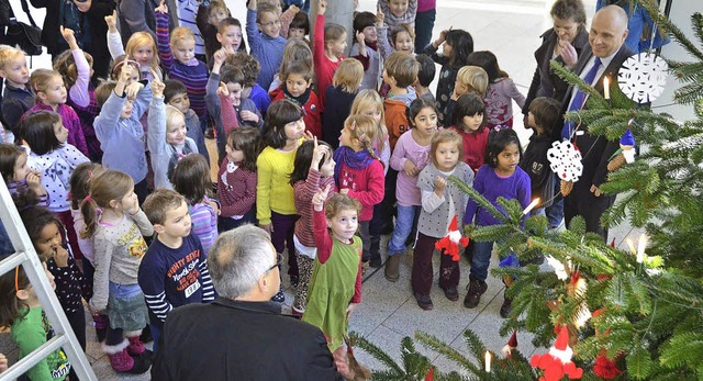 Kindergartenkinder schmcken den Tannebaum im Rathaus  | Foto: Sylvia-Karina Jahn