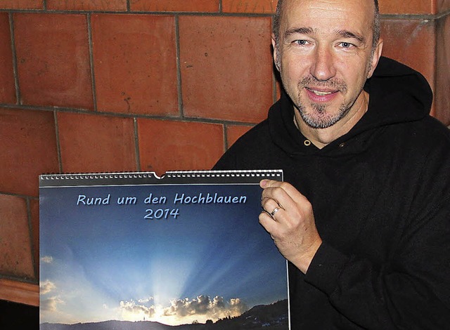 Achim Schaller prsentiert 2014 bereit...en Fotokalender Rund um den Hochblauen  | Foto: Rolf-Dieter Kanmacher