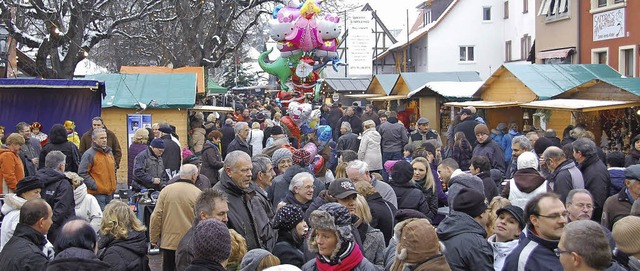 Menschenmassen auf dem Lindenplatz &#8...m Weihnachtsmarkt ein gewohntes Bild.   | Foto: hannes Lauber