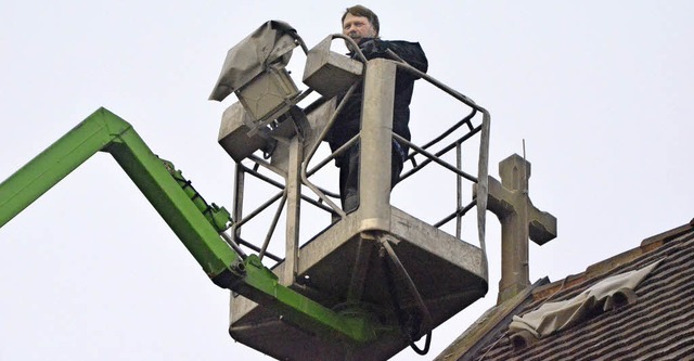 Daniel Huber von  der Firma Holzbau Kr...ndschadensstelle im Dach abzudichten.   | Foto: oettlin