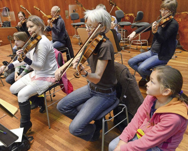 Erste Bhnenerfahrung sammelten die Zw...aus der Wiehre bei der Orchesterprobe.  | Foto: Ingo Schneider