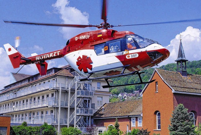 Ein Notarzthubschrauber schwebt vor de...kreis verstrkt Helikopter eingesetzt.  | Foto: Spital Waldshut