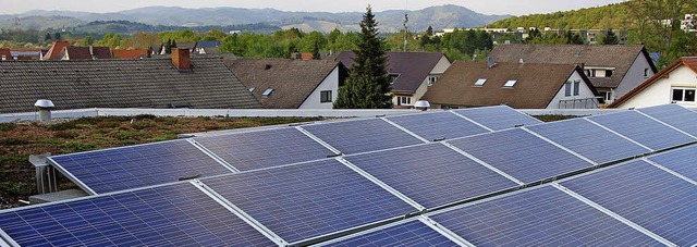 Auf einigen Dchern in Gundelfingen ze...et &#8211; Solaranlagen helfen dabei.   | Foto: Andrea Steinhart