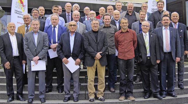 Gruppenbild  der Geehrten des Fuballbezirks in Merzhausen.   | Foto: privat