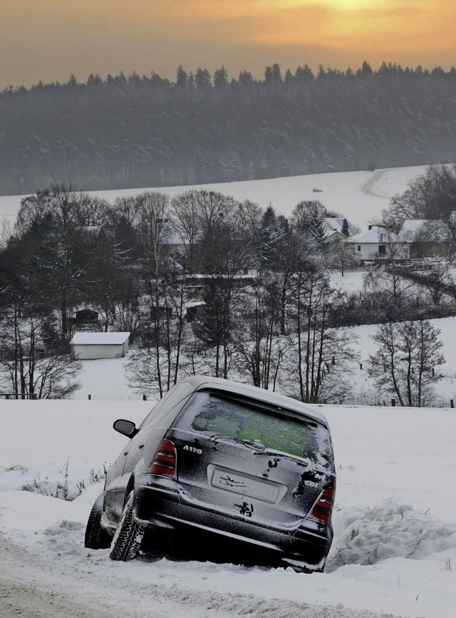 So wie dem Fahrer dieses Wagens in Hes...en Paketfahrer: Sie landete im Schnee.  | Foto: dpa