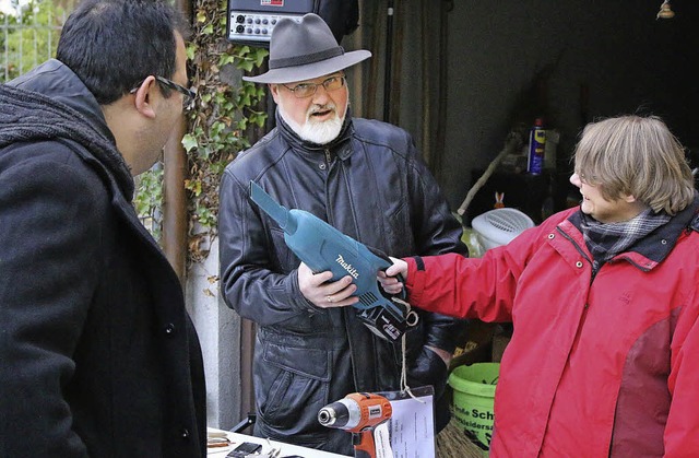 Auch der Akkusauger fand bei der Funds...und seine Mitarbeiterin Elke Trinler.   | Foto: Hans-Jrgen Hege