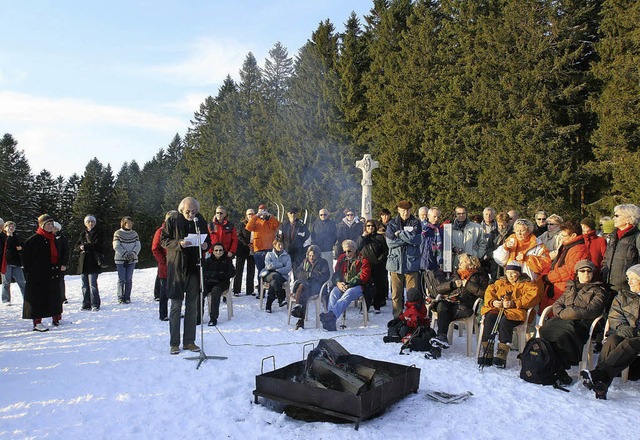 Lesen auf dem Radschert am Lagerfeuer.   | Foto: Privat