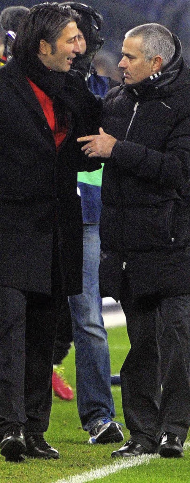 Trainerdialog: Jos Mourinho (rechts) mit Murat Yakin  | Foto: schn