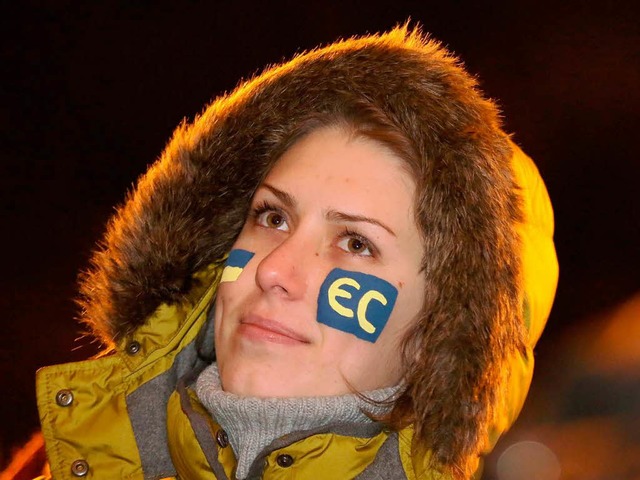 Eine Ukrainerin demonstriert fr die Annherung an die EU.   | Foto: DPA
