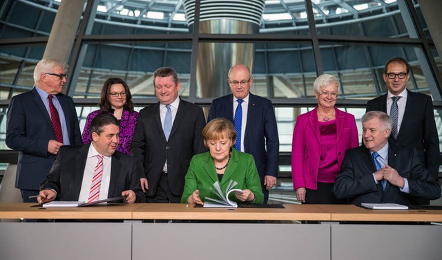 SPD-Chef  Sigmar Gabriel, Kanzlerin An... unterzeichnen den Koalitionsvertrag.   | Foto: DPA
