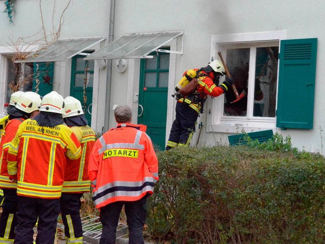 Die Feuerwehr musste sich Zutritt durch ein Fenster im Erdgeschoss verschaffen.  | Foto: Ulrich Senf