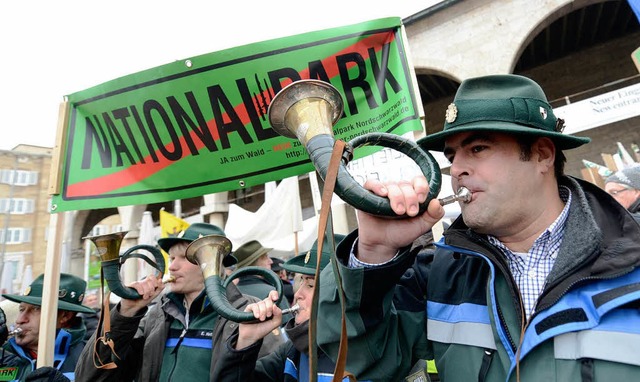 Gegner des Nationalparks Nordschwarzwalds vor dem Landtag...  | Foto: dpa