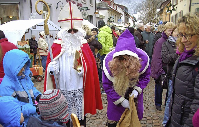 Der Nikolaus und sein Knecht Ruprecht halten kleine berraschungen bereit   | Foto: Ulrike Jger