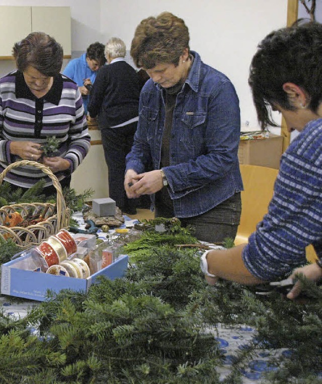 Hingebungsvoll bastelten die Ibacher L...uen Adventsgestecke fr ihre Mitbrger  | Foto: Karin Stckl-Steinebrunner