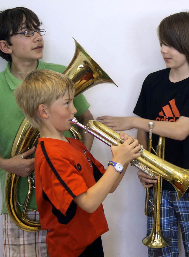 Im Sommer  wurde im Probelokal in der ...erschiedene Instrumente ausprobieren.   | Foto: Chris Seifried