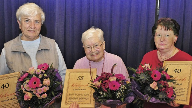 Fr langjhrige Mitgliedschaft geehrt ...uth, Gertrud Weber und Gerlinde Rieple  | Foto: Axel Fleig