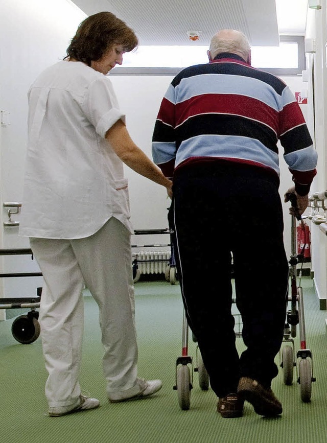 Auch fr Altenpfleger gibt es offene Stellen.   | Foto: dpa