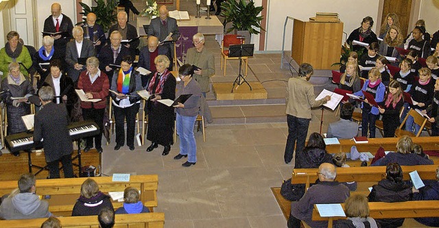 In der Georgskirche sangen mehrere Ch...Naturkatastrophe auf den Philippinen.   | Foto: Helena Kiefer