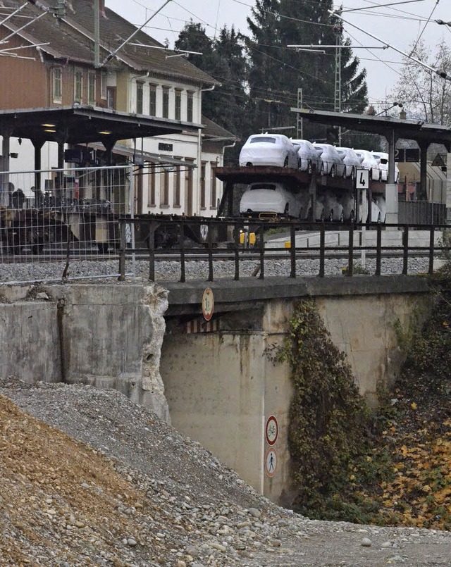 Mit dem Abbruch des westlichen Teils d...begonnen werden, verspricht die Bahn.   | Foto: Jochen Fillisch