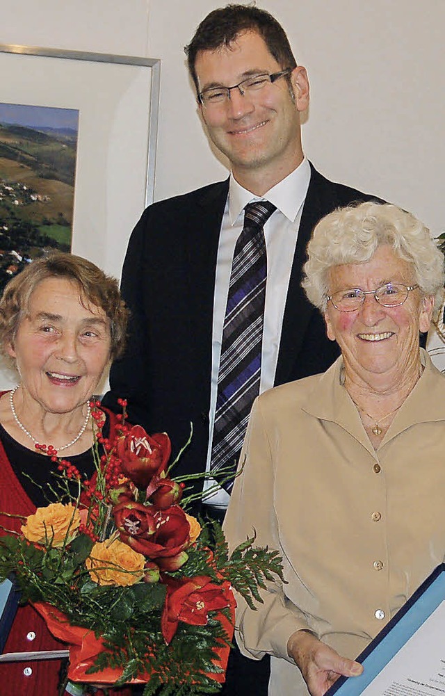 Ingeborg Bolz (links) und Ingeburg Gt...it dem Dorffrderpreis ausgezeichnet.   | Foto: Pia Grttinger