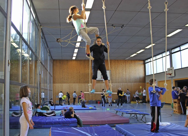 Schler  trainieren fr eine Zirkusvorfhrung.   | Foto: Antje Gessner