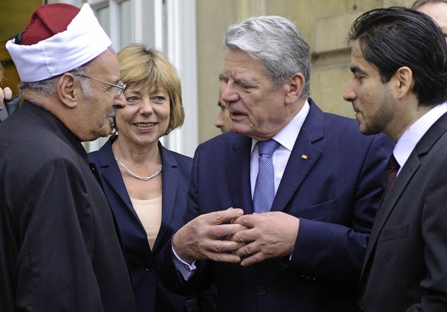 Joachim Gauck (Mitte) und seine Lebens...),  und dem Imam Mahmoud Azab (links).  | Foto: DPA