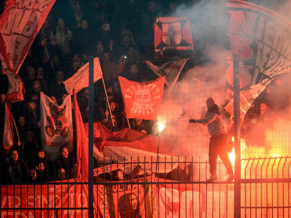 Freiburger Fans znden Bengalos im Stadion in Liberec.