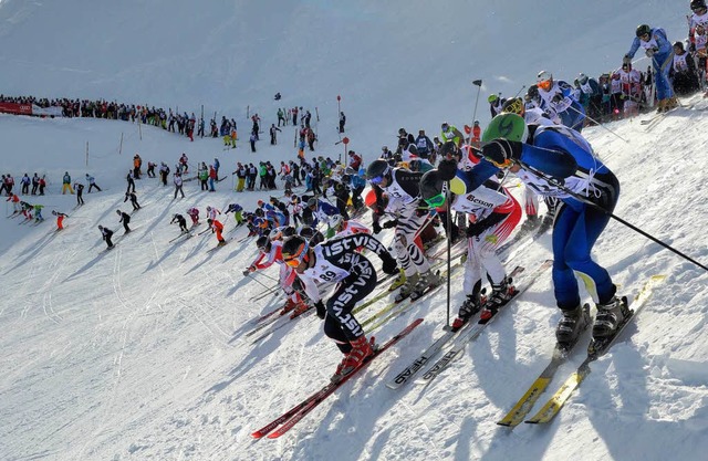 Und los: Die erste Startgruppe macht s...Rausch&#8220; Richtung St. Anton-Dorf.  | Foto: TVB St. Anton am Arlberg