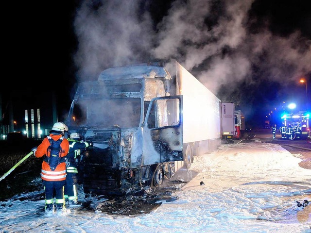 Die Feuerwehr hat den brennenden Laster gelscht.  | Foto: WOLFGANG KUENSTLE               