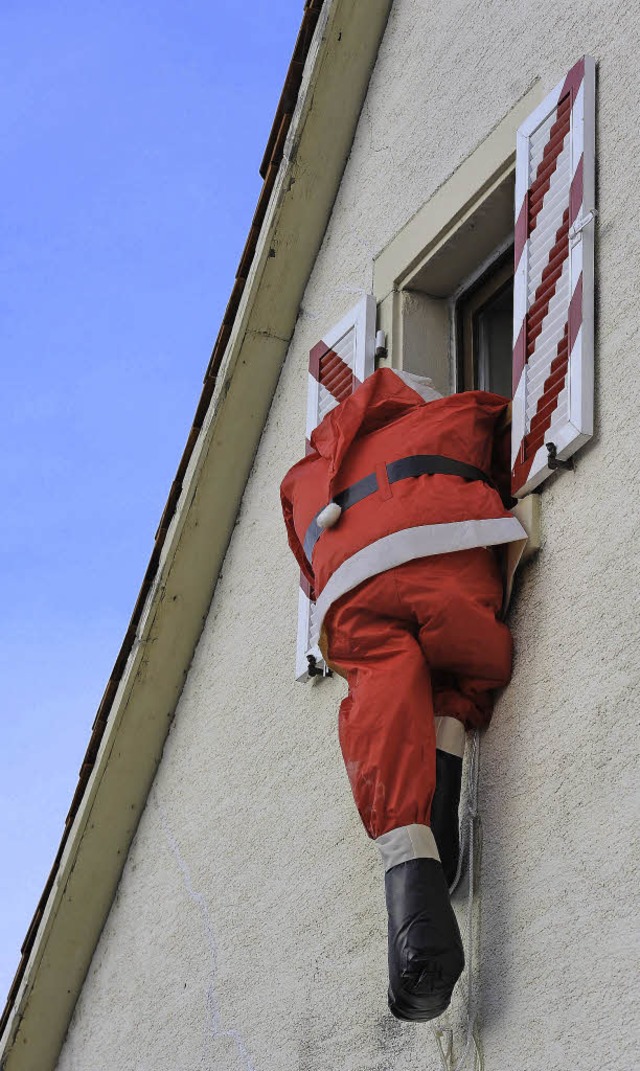Der Weihnachtsmann ist  ein bisschen f...h strt das den Hauseigentmer nicht.   | Foto: Ingo Schneider