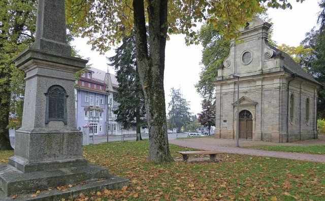 Die Schlosskapelle im Stadtgarten mit  dem Kriegerdenkmal im Jahr 2013.   | Foto: Uli Schulze