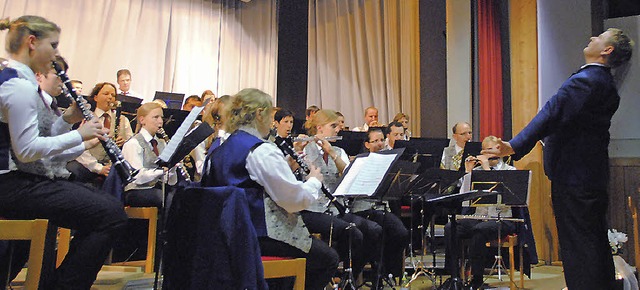 Dirigent Bernhard Zimmermann bei seine...uftritt mit dem Musikverein Eggingen.   | Foto: Korhummel