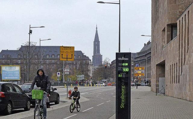 Tafeln am Straenrand registrieren die Radlerfrequenz in Straburg.   | Foto: bri