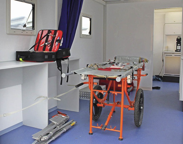 Eine Liege fr Patienten in der  mobil...ion erleichtert die Arbeit der Helfer.  | Foto: Privat