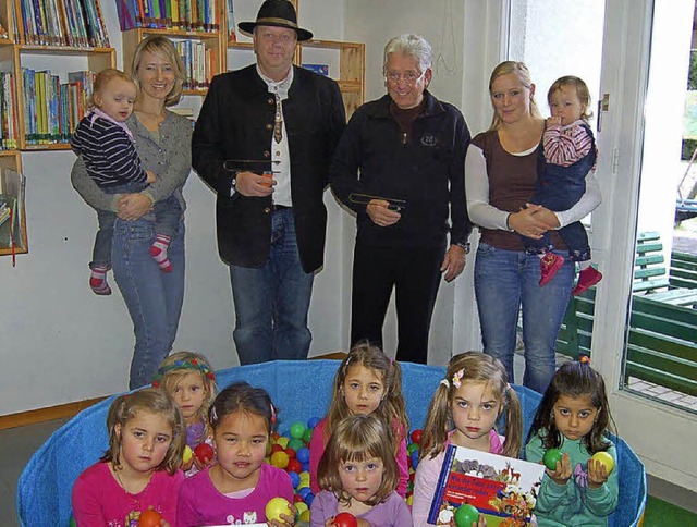 Geldspenden, Bllebad und Bcher kamen...lia Jnger (rechts) und den Kindern.    | Foto:  Hans-Dieter Folles