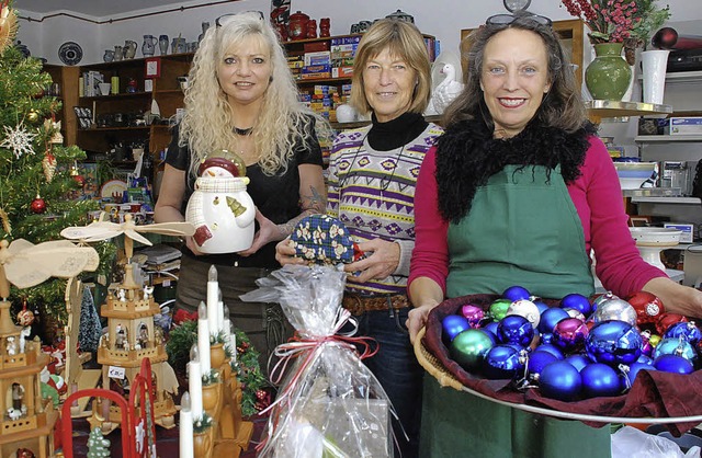 Sabine Kiener (v. l.), Brigitte Becke...Frauenhausldele auch Adventsdeko an.   | Foto: GEs