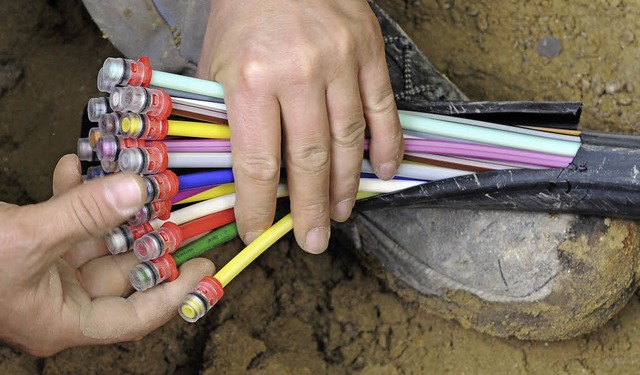 Schn bunt: Solche Glasfaserkabel htt...chwand gerne flchendeckend  im Boden.  | Foto: dpa