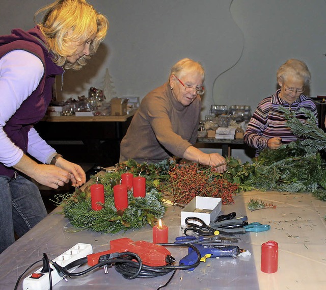 Auch hier sitzt jeder Handgriff :  Sab...iser (von links) arbeiten eifrig mit.   | Foto: Cornelia Liebwein