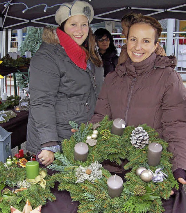 Weihnachtskrnze und Gestecke boten diese Damen an.  | Foto: Vollmar