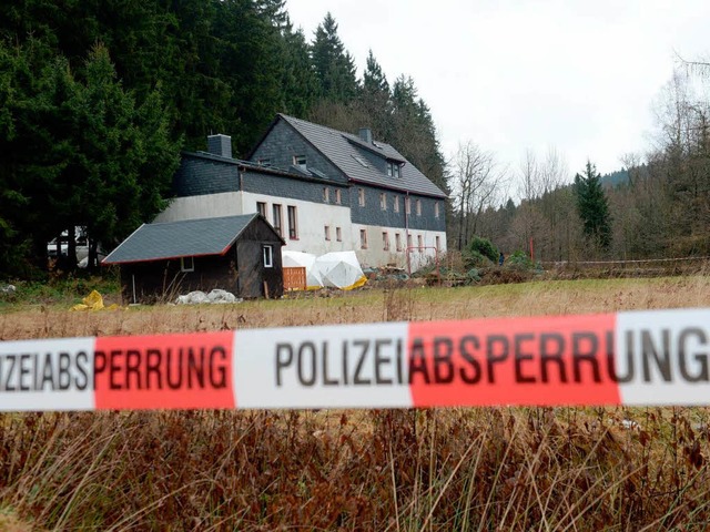 Spezialisten der Polizei arbeiten  im schsischen Reichenau  an der Spurensuche.  | Foto: dpa