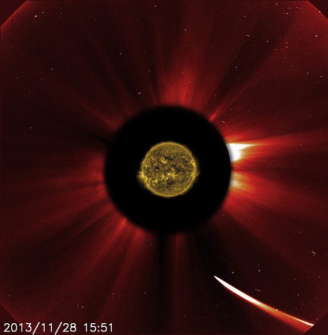 Dieses Bild, das aus den Aufnahmen von...g zur (im Bild abgedunkelten) Sonne.    | Foto: AFP PHOTO / ESA/NASA/SOHO/SDO
