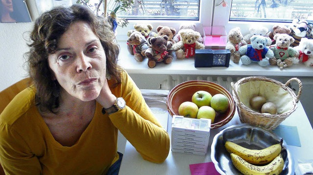 Stefanie K. neben ihrer tglichen Medi...sterbank stehen Teddys der Aidshilfe.   | Foto: bissinger