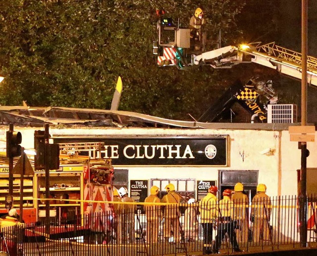 Rettungskrfte suchen nach berlebenden in den Trmmern des Pubs in Glasgow.   | Foto: AFP