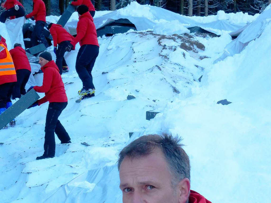Schanzenchef Matthias Schlegel erlutert, dass 80 Kubikmeter Schnee anschlieend gleich in den Anlauf eingebaut werden.